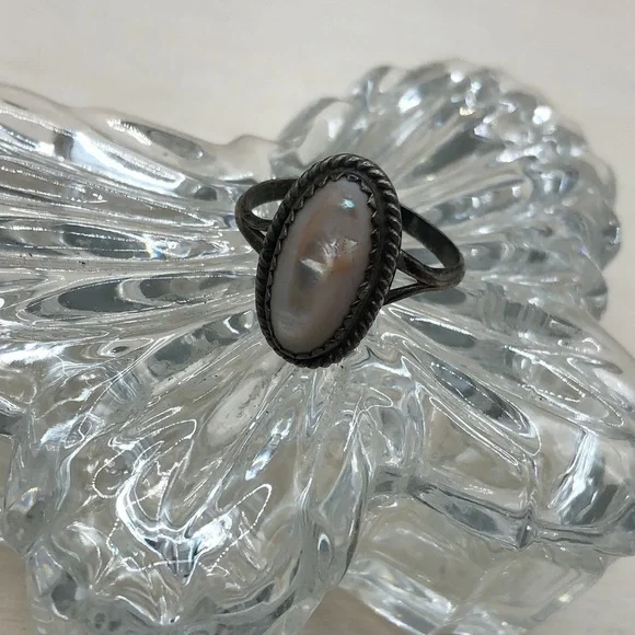 Vintage artisan MoP elegant ring sterling silver sz 7 rustic Native American - Picture 3 of 7